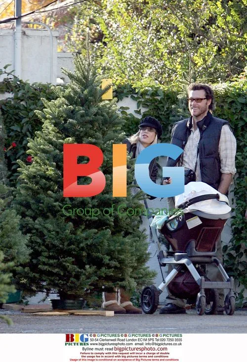Tori Spelling and Family Get Christmas Tree