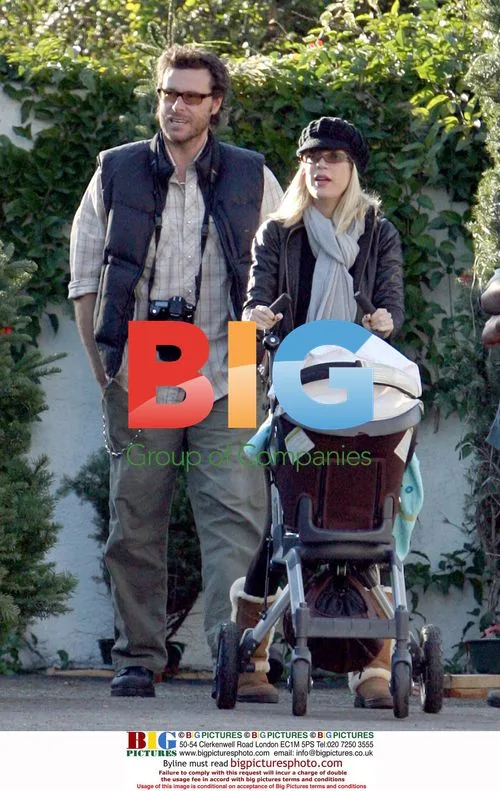 Tori Spelling and Family Get Christmas Tree