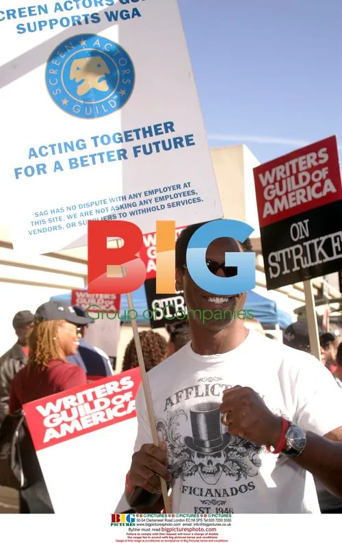 Isaiah Washington supports writers strike