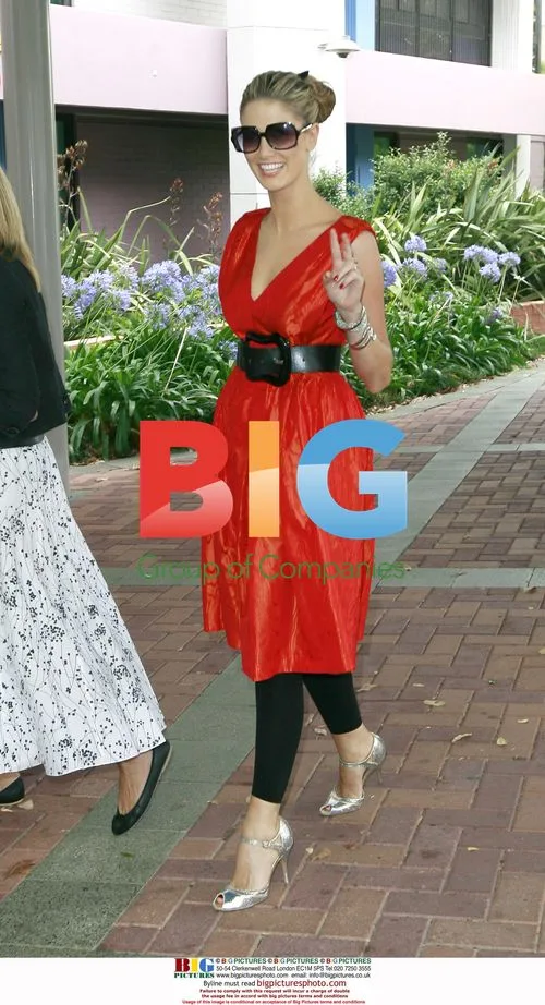 Delta Goodrem visits sick kids