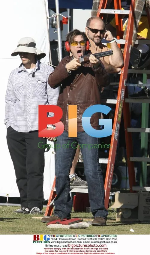 Jim Carey and Zooey Deschanel on "Yes Man" set