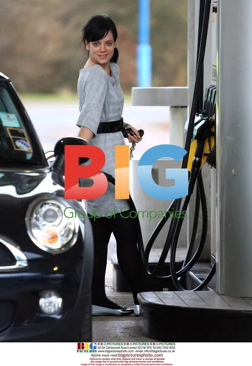 Lily Allen Preps for Country Trip