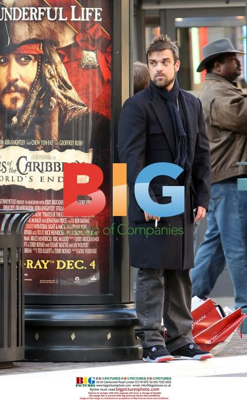 Robbie Williams Christmas Shopping
