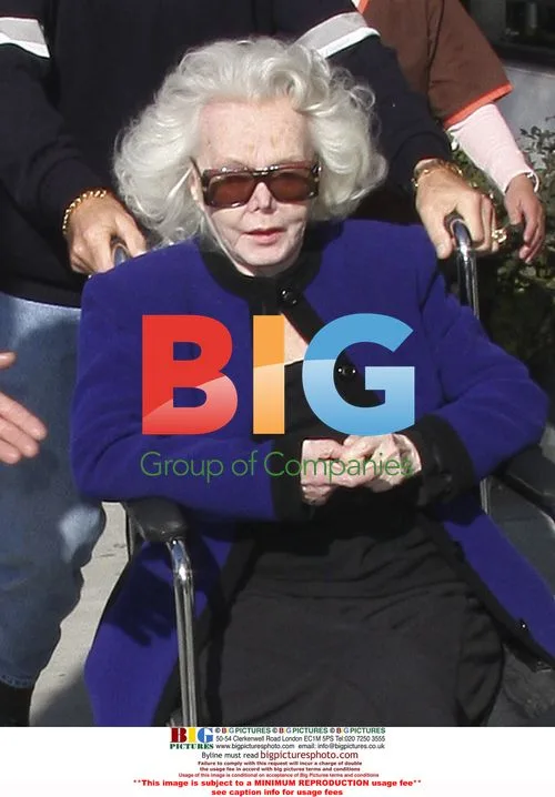 Zsa Zsa Gabor Leaves Salon