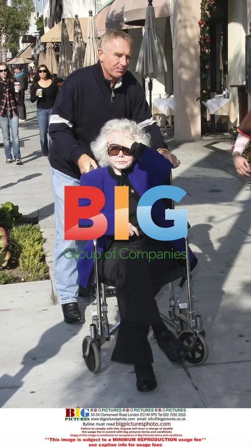 Zsa Zsa Gabor Leaves Hair Salon