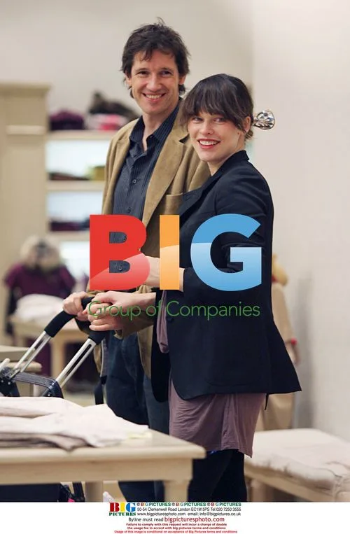 Milla Jovovich and Paul W.S. Anderson Shop with Daughter