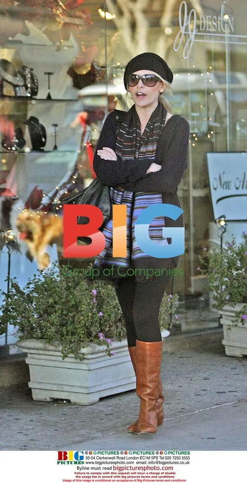 Sarah Michelle Gellar Christmas Shopping