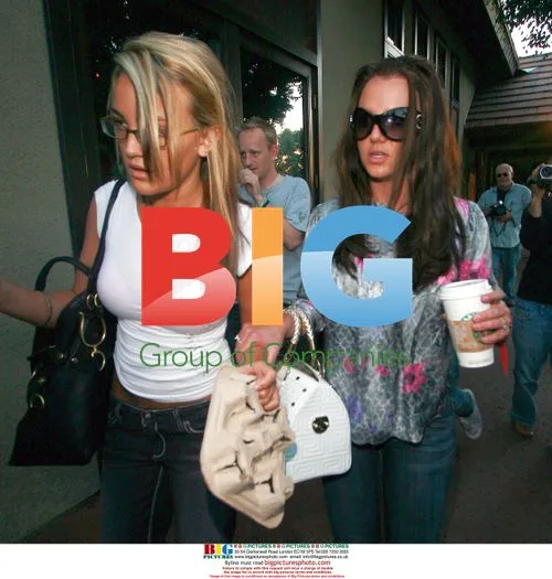 Britney and Jamie Lynn Spears Go for Coffee