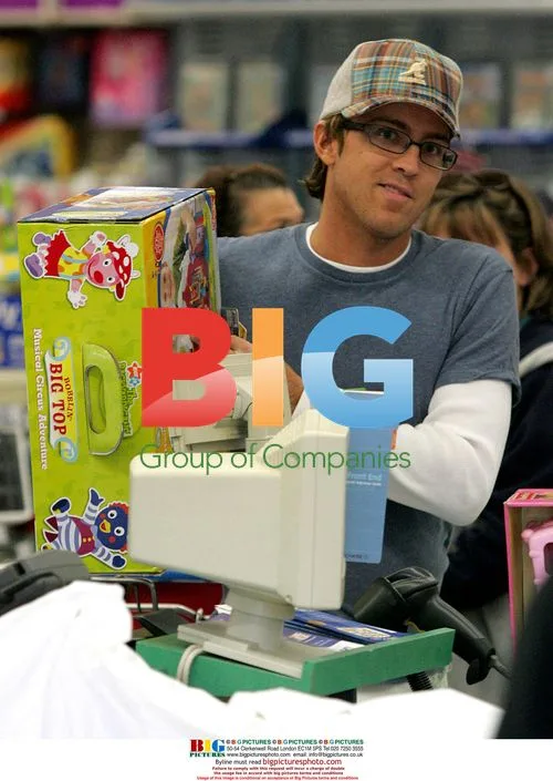 Larry Birkhead shops for Christmas