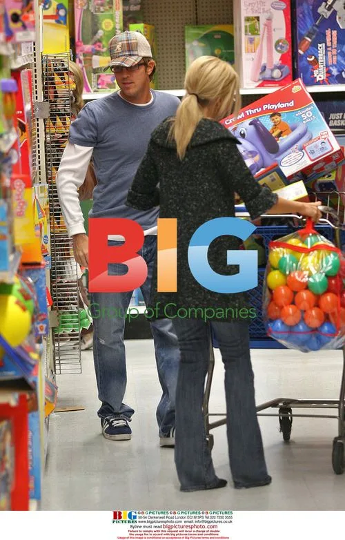 Larry Birkhead shops for Christmas