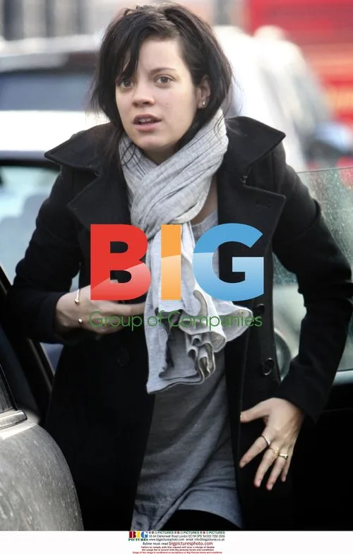 Lily Allen Pregnant, Flashing Ring