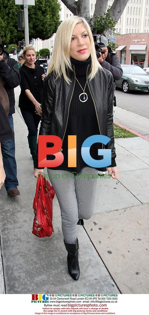 Tori Spelling Shops with Girlfriends