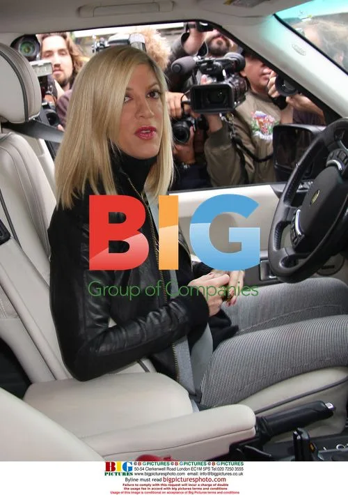 Tori Spelling Shops with Girlfriends