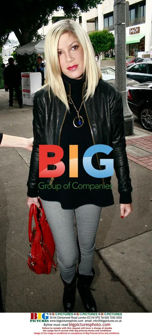 Tori Spelling Shops with Girlfriends