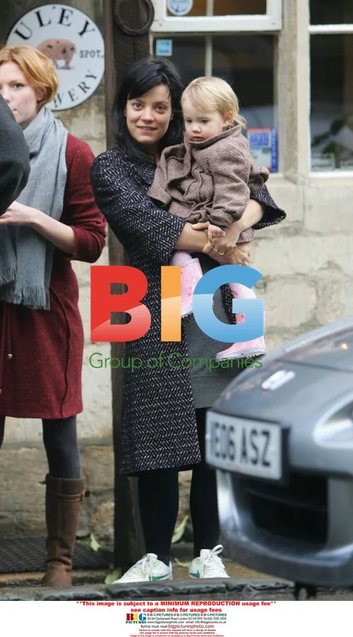 Lily Allen goes to the pub with family