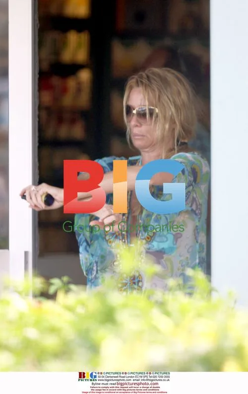 Nicolette Sheridan and Michael Bolton Shopping