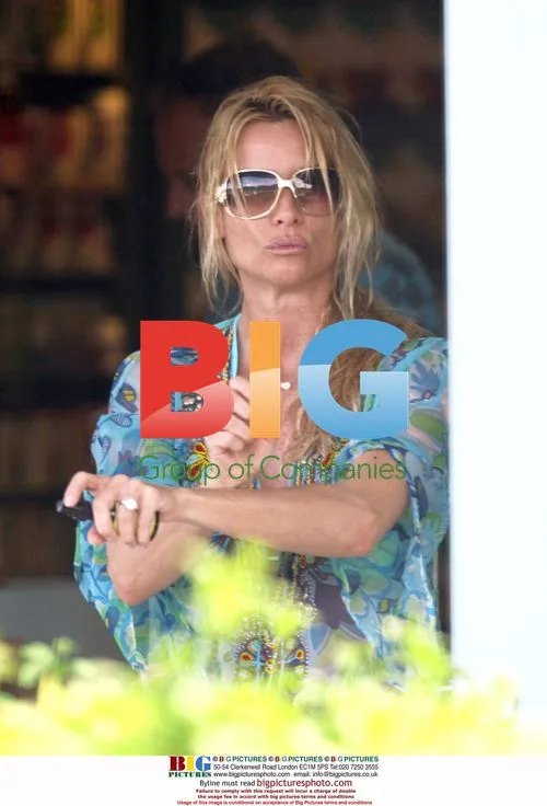 Nicolette Sheridan and Michael Bolton Shopping