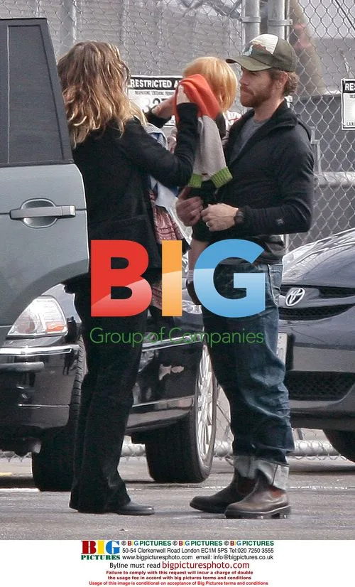 Julia Roberts Pregnant, Boards Private Jet with Family