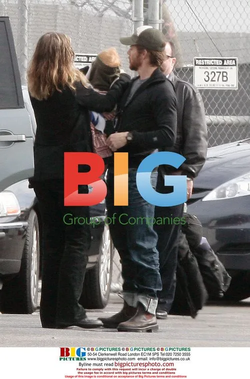 Pregnant Julia Roberts Boards Private Jet