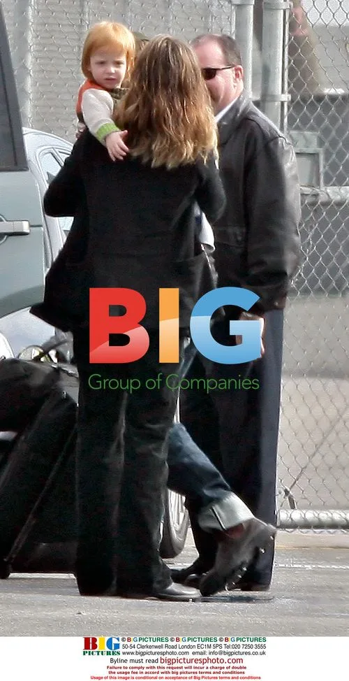 Julia Roberts Pregnant, Kisses Danny Moder at Private Jet