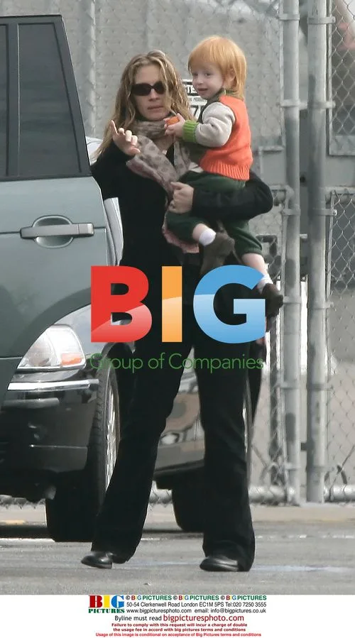 Pregnant Julia Roberts Kisses Husband Before Boarding Private Jet
