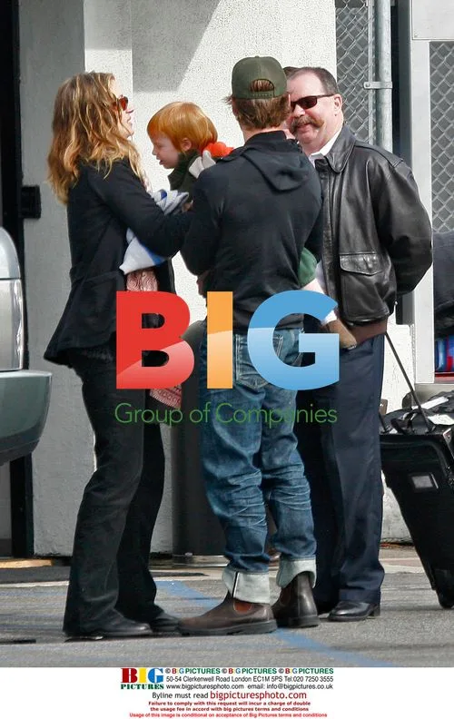 Pregnant Julia Roberts and Danny Moder kiss goodbye at private jet