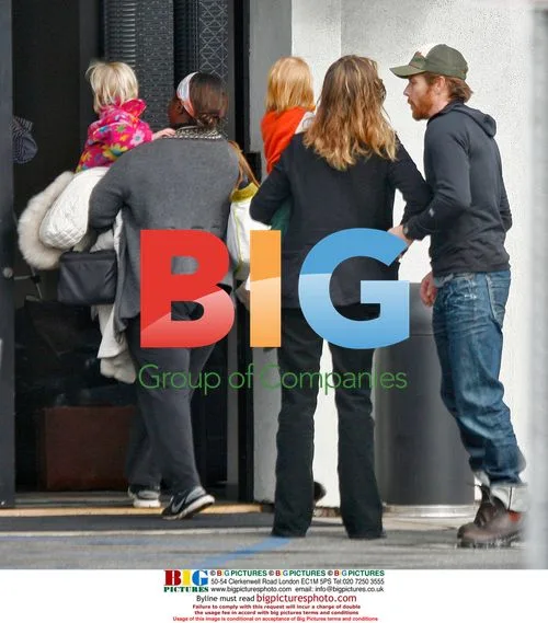 Pregnant Julia Roberts & Danny Moder Kiss Bye