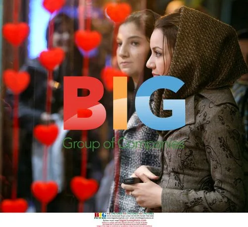 Iranian Women Admire Valentine's Display
