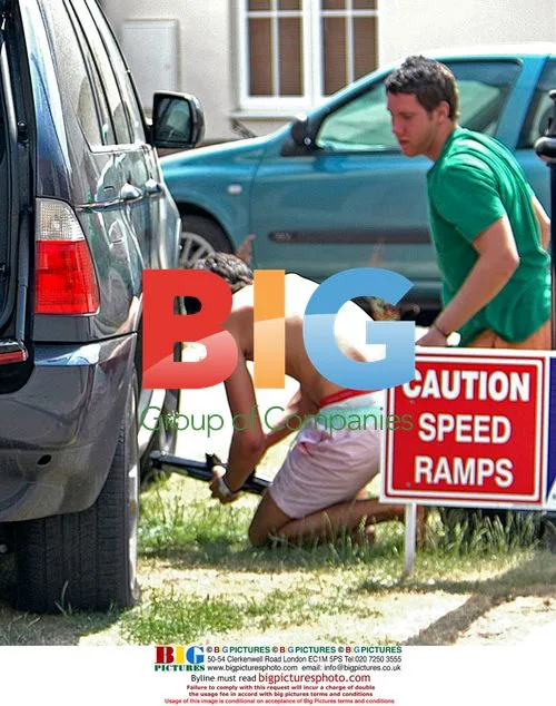 Jade Goody's Boyfriend Changes Tire