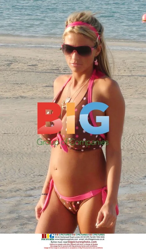 Jordan relaxes on Dubai beach while pregnant
