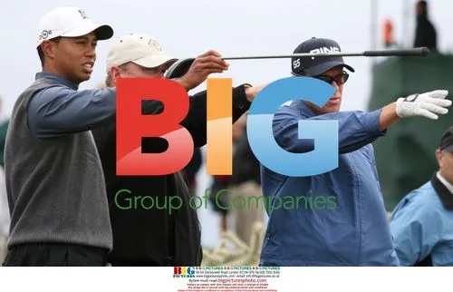 Tiger Woods, Nick O'Hern, and Official Discuss Tee Shot