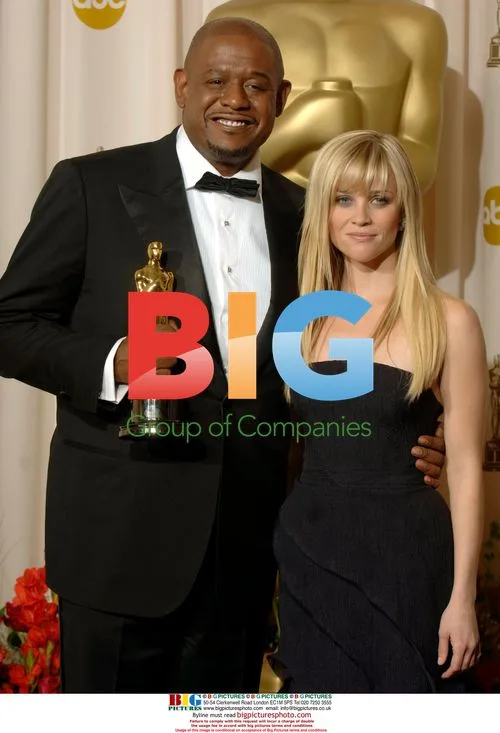 Forrest Whitaker accepts Oscar