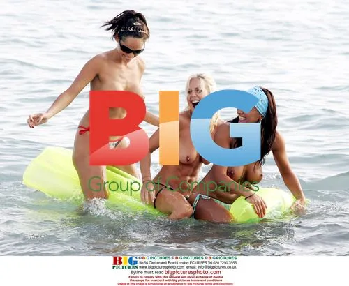 Glamour girl Jerry with friends in Caribbean