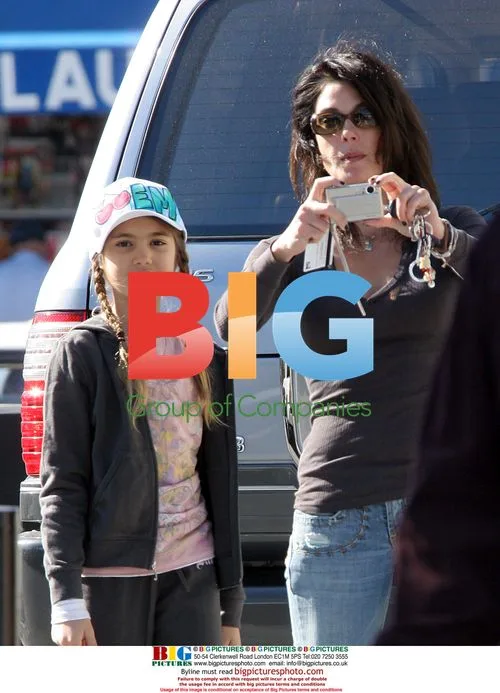 Teri Hatcher takes photos of paparazzi