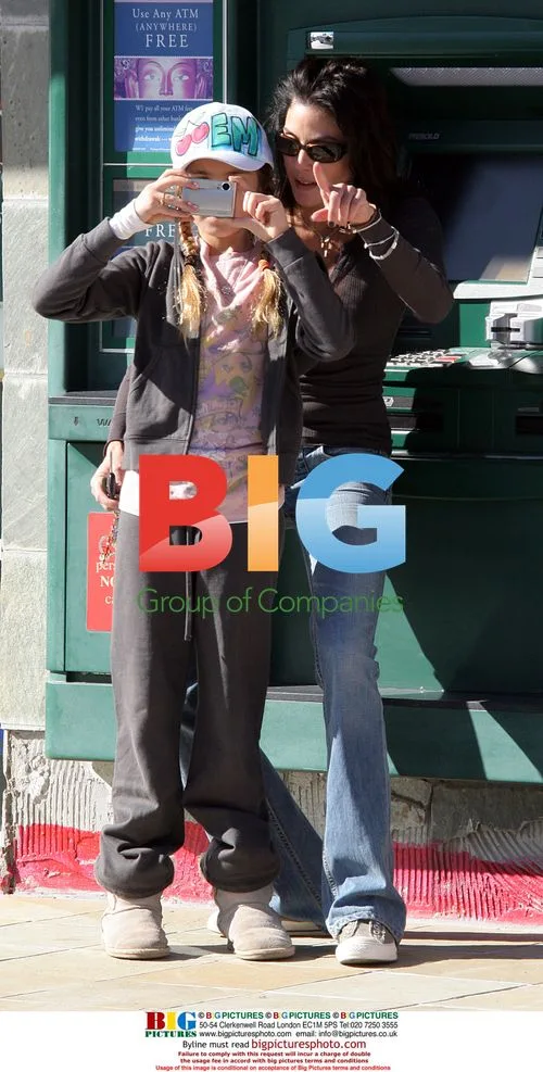 Teri Hatcher and Daughter Take Photos of Paparazzi