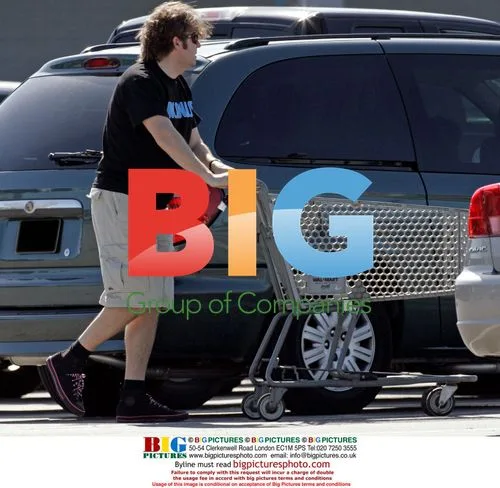 Jonathan Ross and Wife Grocery Shopping