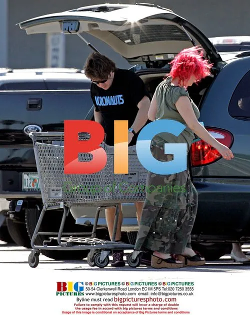 Jonathan Ross and wife Jane Goldman grocery shopping