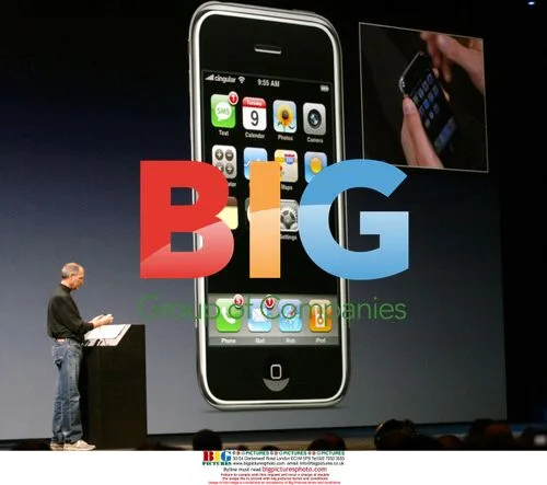 Steve Jobs unveils iPhone at Macworld