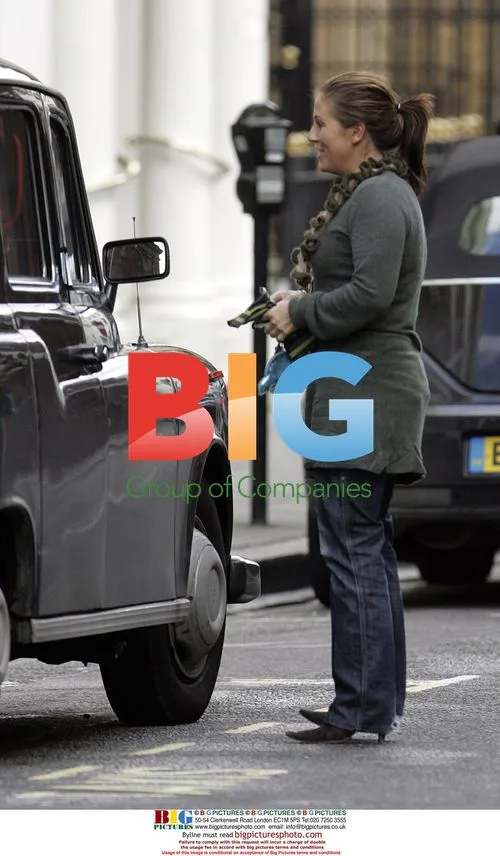 Jessie Wallace gets change from cabbie