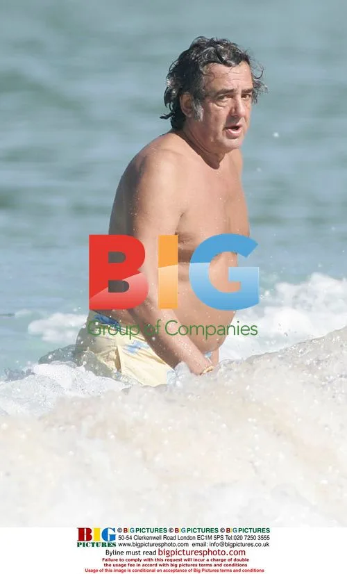 David Dickinson relaxes on Caribbean holiday