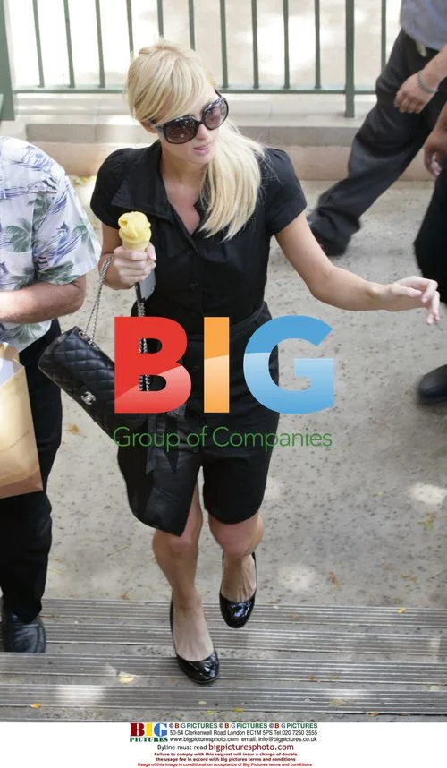 Paris Hilton Shopping in Hawaii