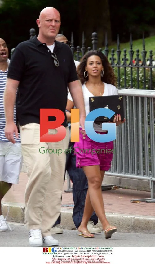 Byonce and Jay-Z shopping in France