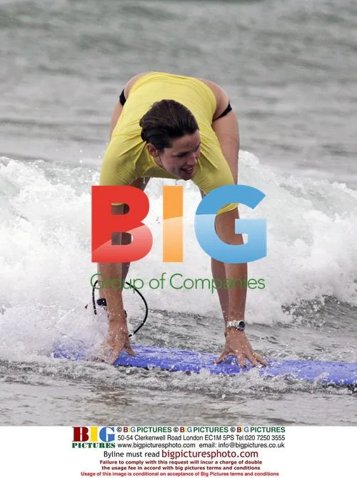 Affleck and Garner Surf in Hawaii