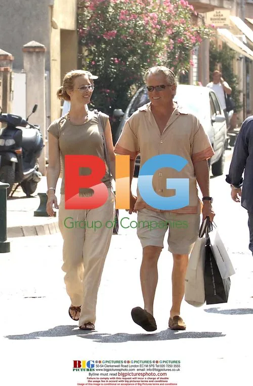 Lisa Kudrow and Michel Stern go shopping in Saint-Tropez