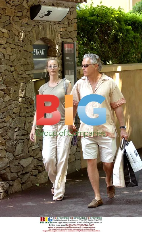 Lisa Kudrow and husband Michel Stern go shopping in Saint-Tropez