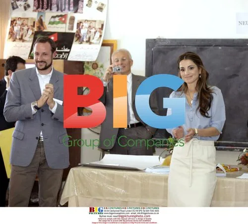 Queen Rania with Jordans' students in Amman