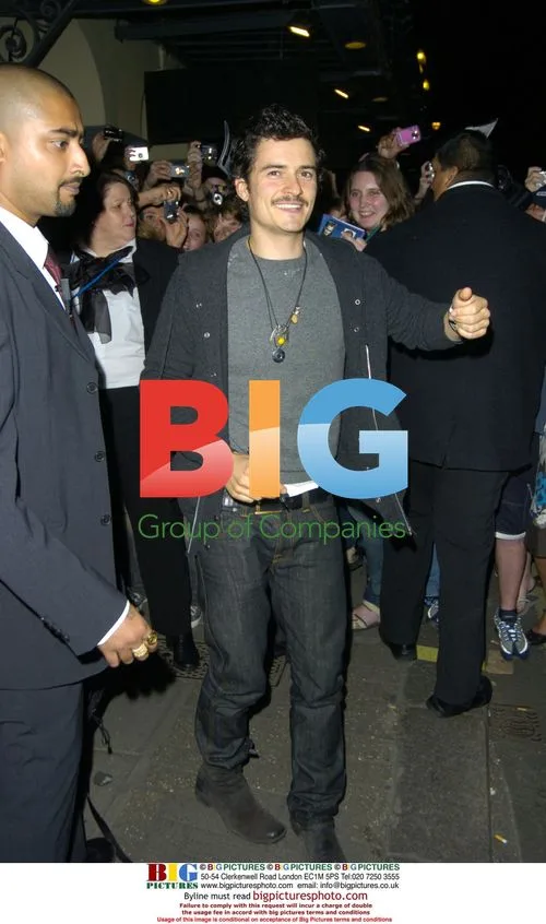 Orlando Bloom signing autographs