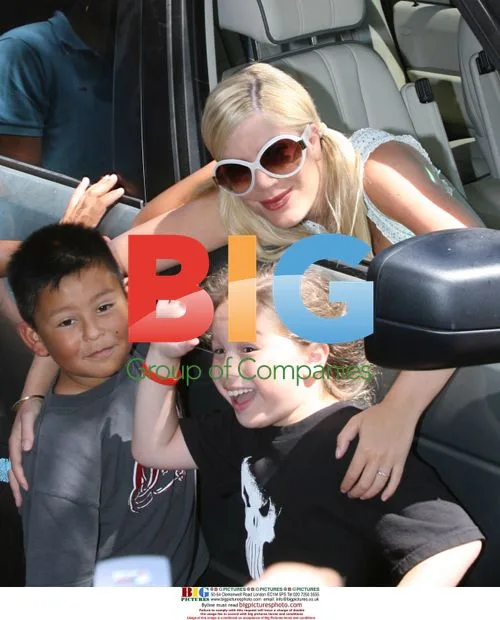 Tori Spelling and Dean McDermott filming 'Tori & Dean: Inn Love'