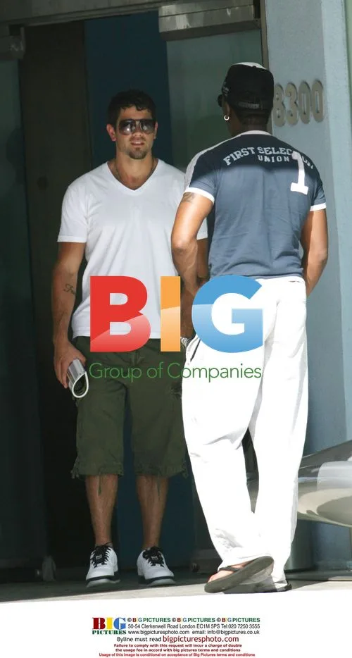 Jesse Metcalfe Leaving Hotel Unhappily