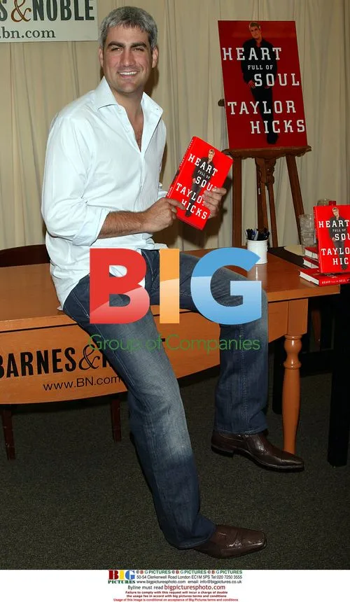 Taylor Hicks Promotes Book at Barnes & Noble